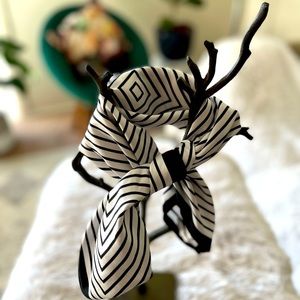 12.5”x6”x 2” Classy Black and White Scarf. Polyester